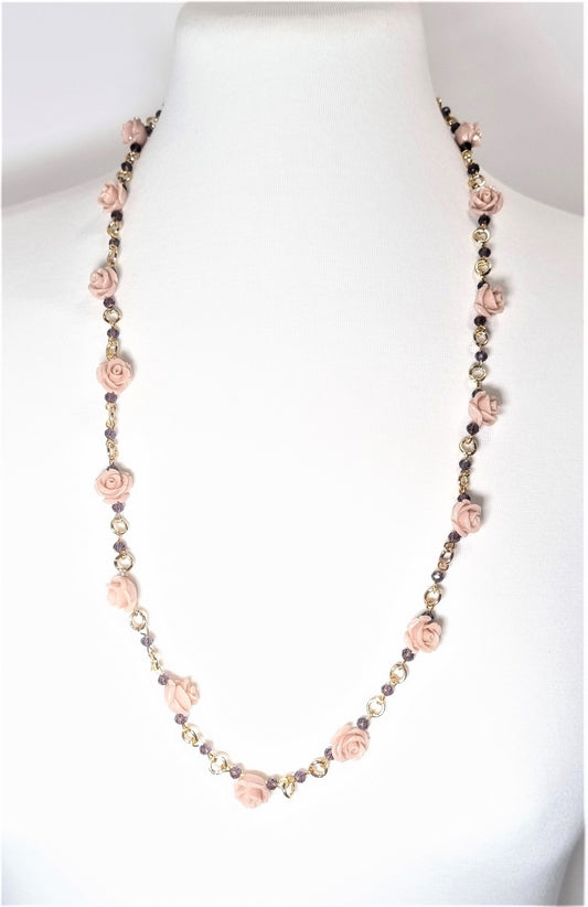 Collana LE ROSE .014 Un filo di maglie metallo dorato, piccoli cristalli violacei e piccole rose in resina color cipria.