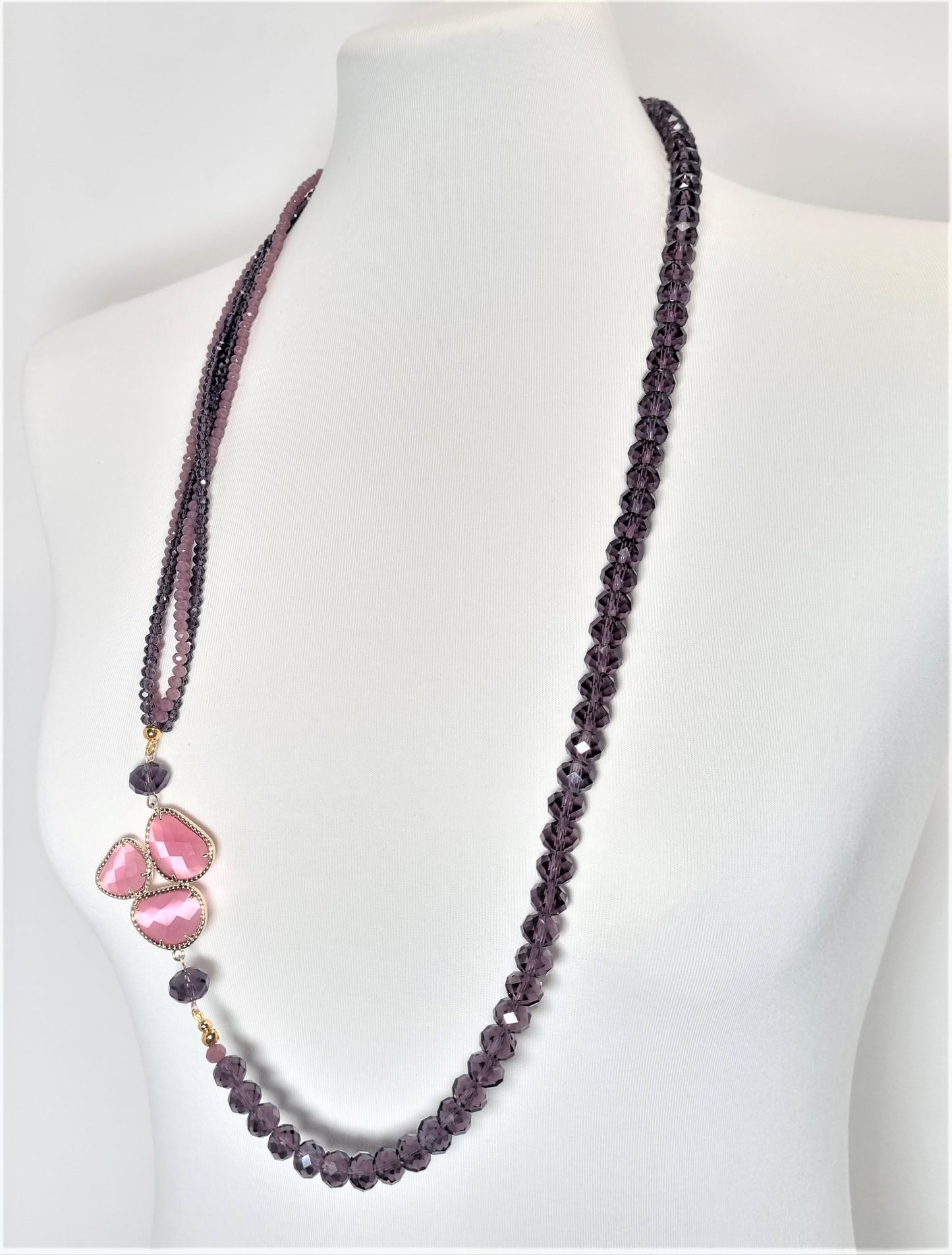 Collana I CRISTALLI .050 cristalli viola e malva chiaro cristalli rosa incastonati.