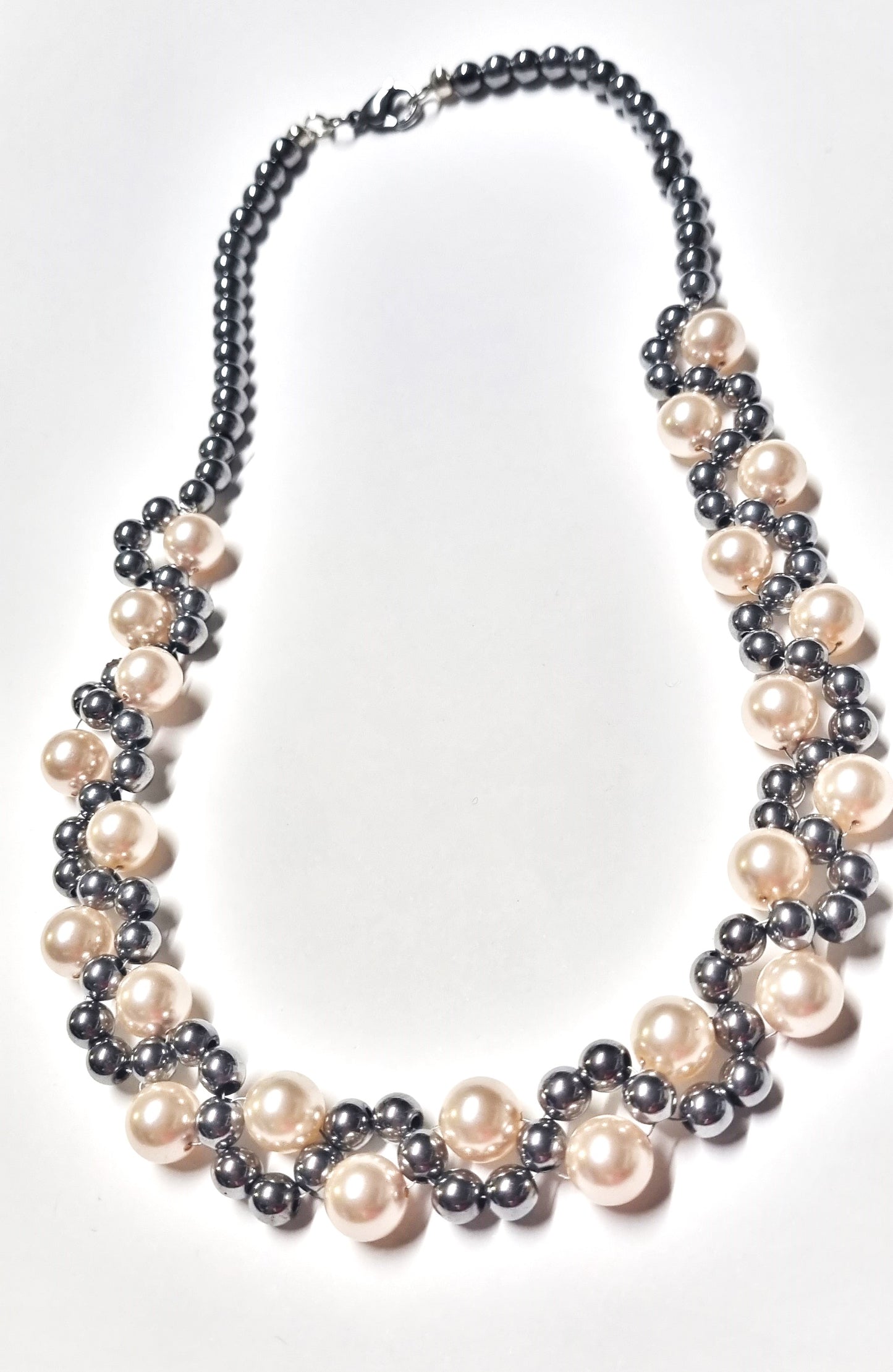 Collana LE PERLE .048 perline grigio lucido ematite, montate a spirale con perle cristallo