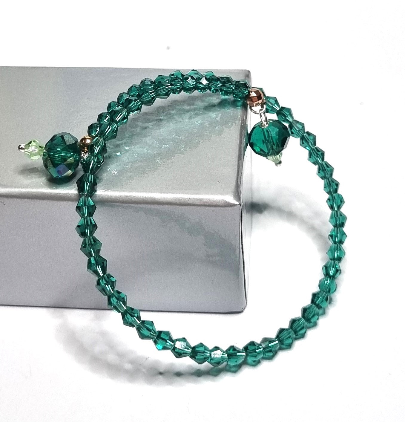 Bracciale I CRISTALLI .103 rigido un giro perline cristallo bronzo, verde smeraldo e azzurro .