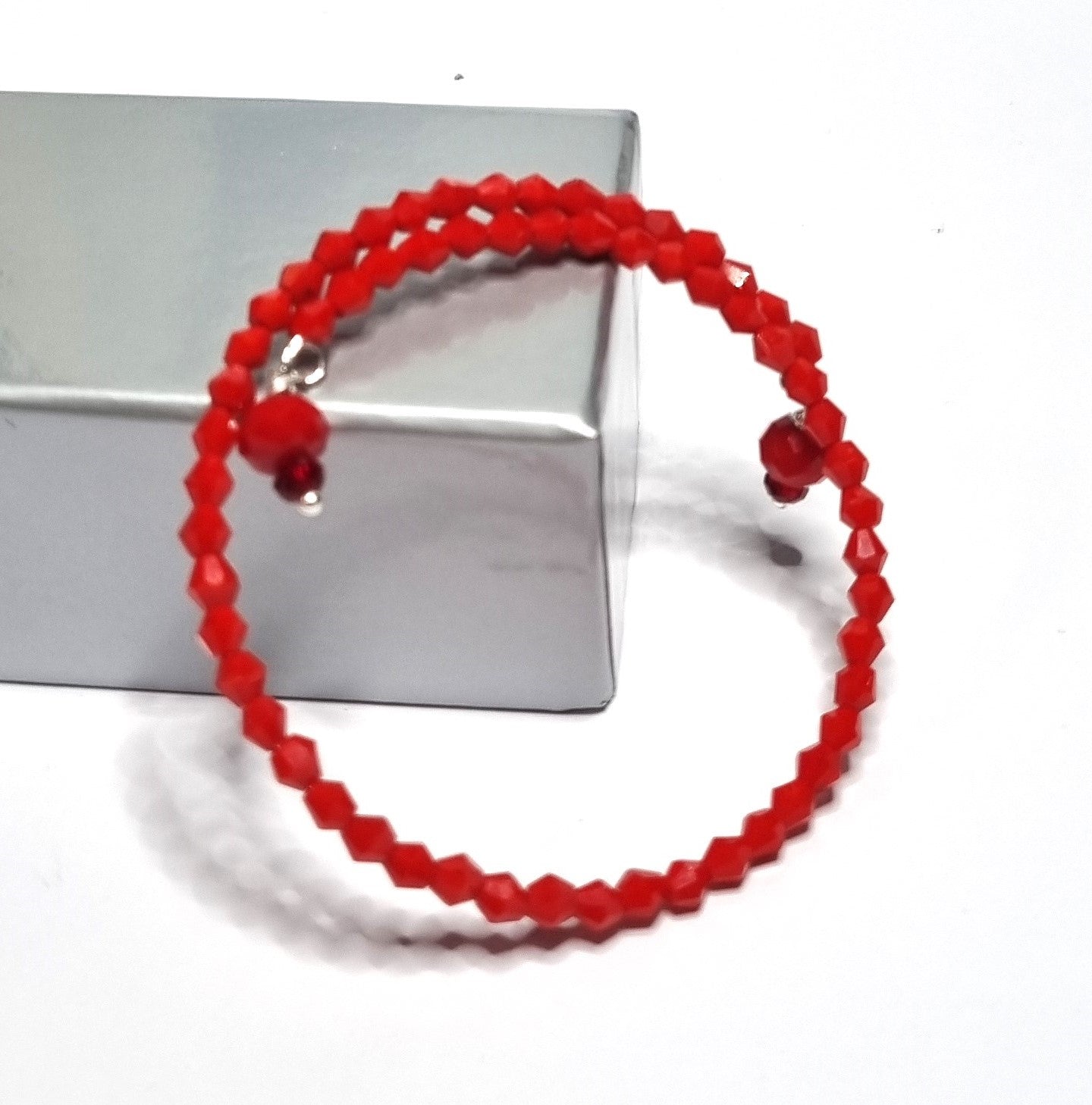 Bracciale I CRISTALLI .104 rigido un giro perline cristallo rosso scuro .