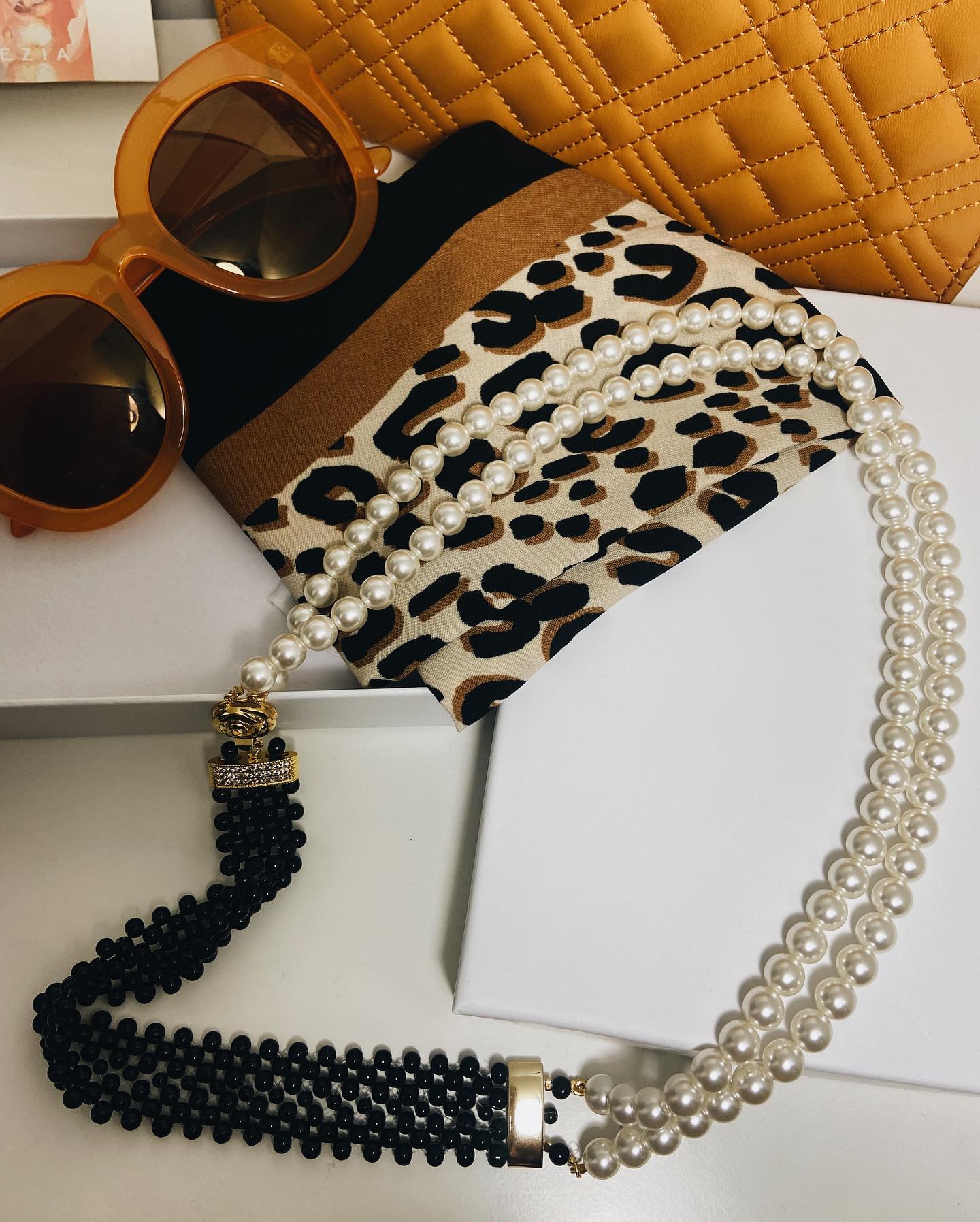 LUXURY Collana .001 perle e intrecci di perline onice con distanziatori dorati e strass.