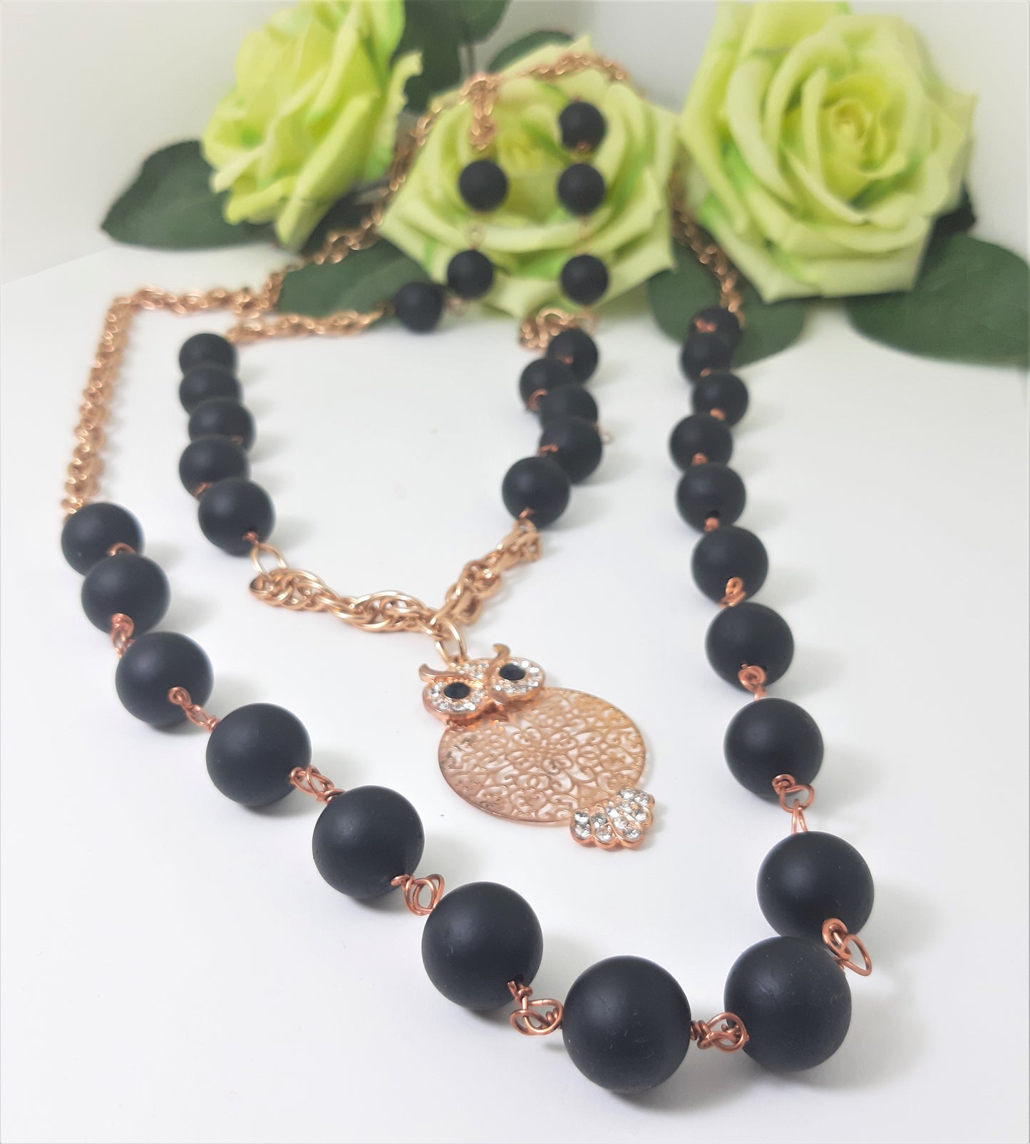 Collana GRACE i metalli .009 perle resina nero matto, maglie metallo ramato.