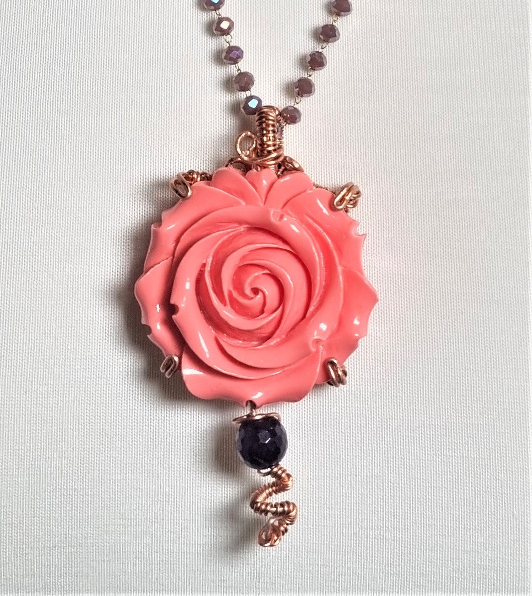 Collana LE ROSE .010 una rosa incastonata, un filo piccole cristalli lavanda.