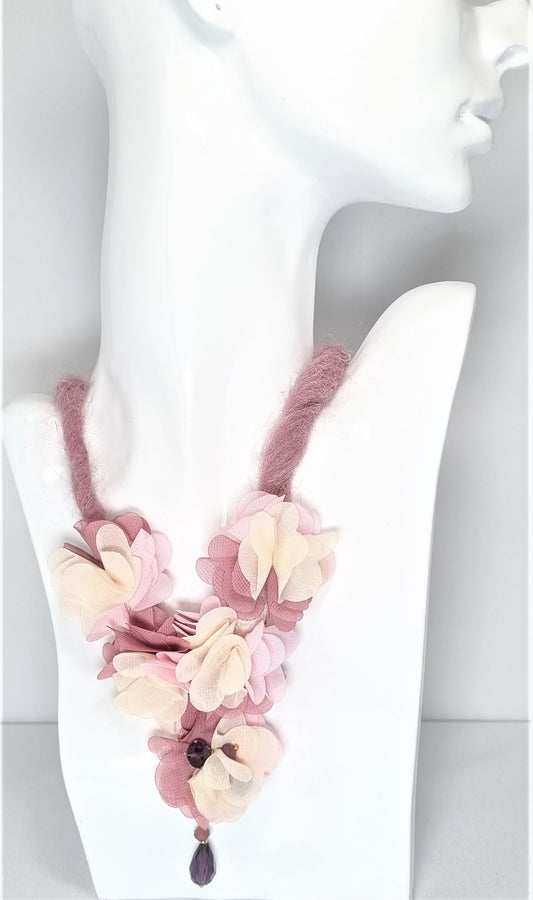 Collana LE ROSE .015 un filo morbido di lana rosa cipria, centrale fiori tessuto, ciondolo resina cristalli.