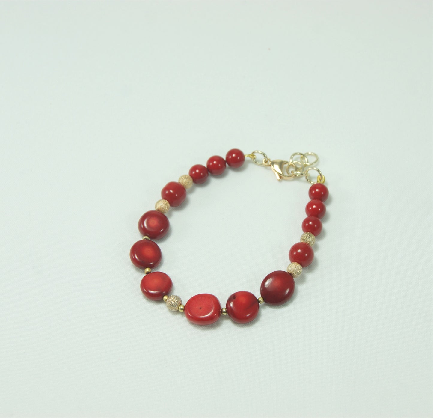 Bracciale I ROSSI .020 perle vetro e bottoni agata rossa, perle dorate .