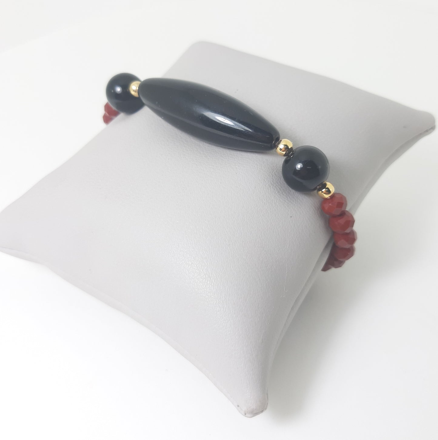 Bracciale I ROSSI .021 elastico cristalli rossi, perle e fuso onice.