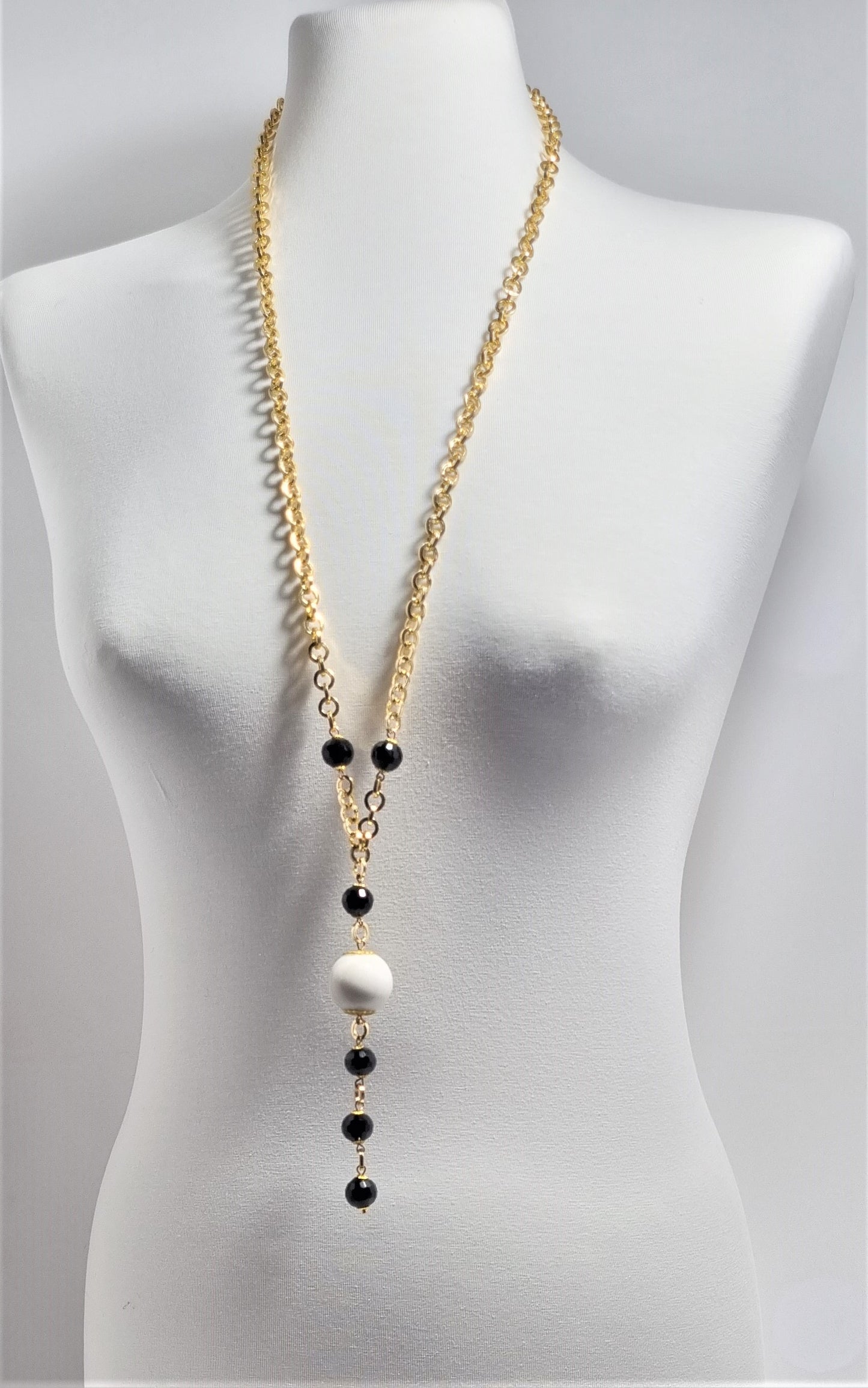 Collana GRACE i metalli .027, grandi cristalli sfaccettati onice bianco, maglie metallo dorato lucido e satinato.