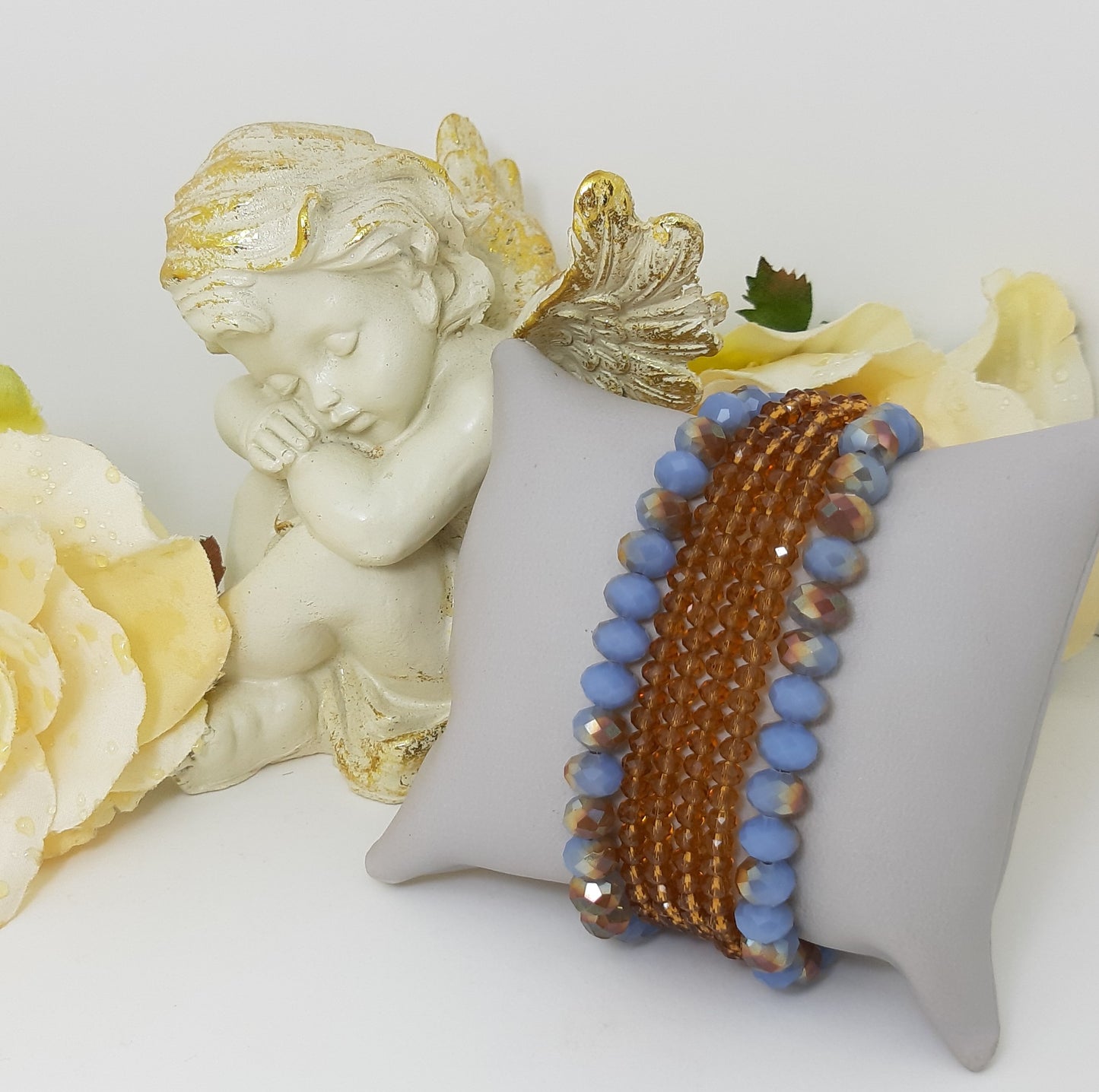 Collana I CRISTALLI .074 7 fili cristalli azzurro melange, brown con separatori finali metallo dorato.