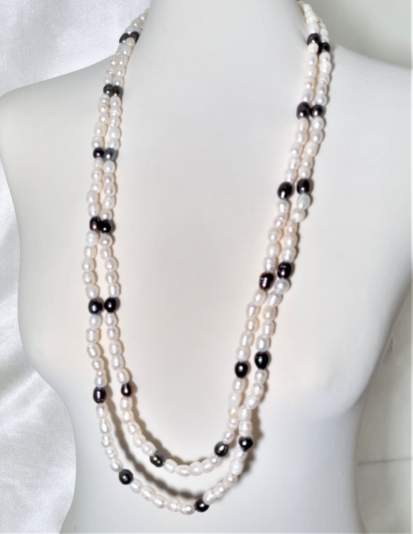 Collana LE PERLE .068+069 lunga, perle acqua dolce panna e grigio scuro.