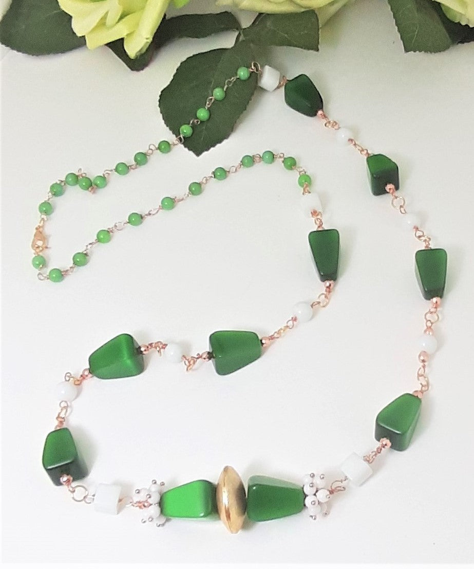 Collana LE PIETRE .074 pezzi agata verde e perle agata bianca combinati.