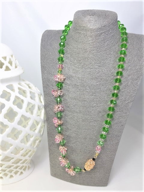 Collana I CRISTALLI .085 cristalli verdi e grappoli cristalli rosa e bauletto dorato.