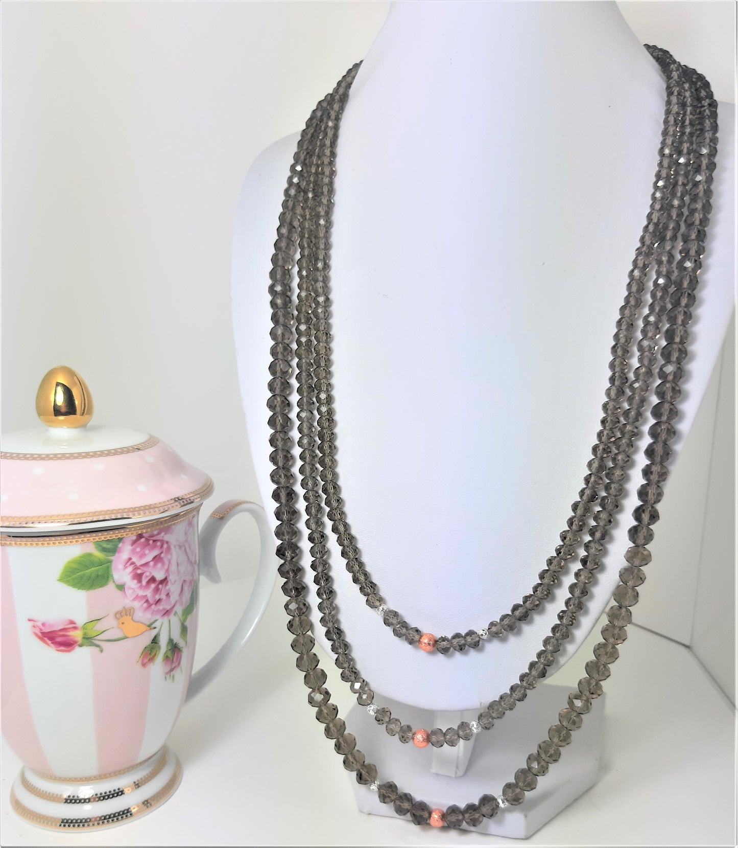 Collana I CRISTALLI .086 tre fili cristalli fumè, perline ramate farfalla filigranata acciaio.