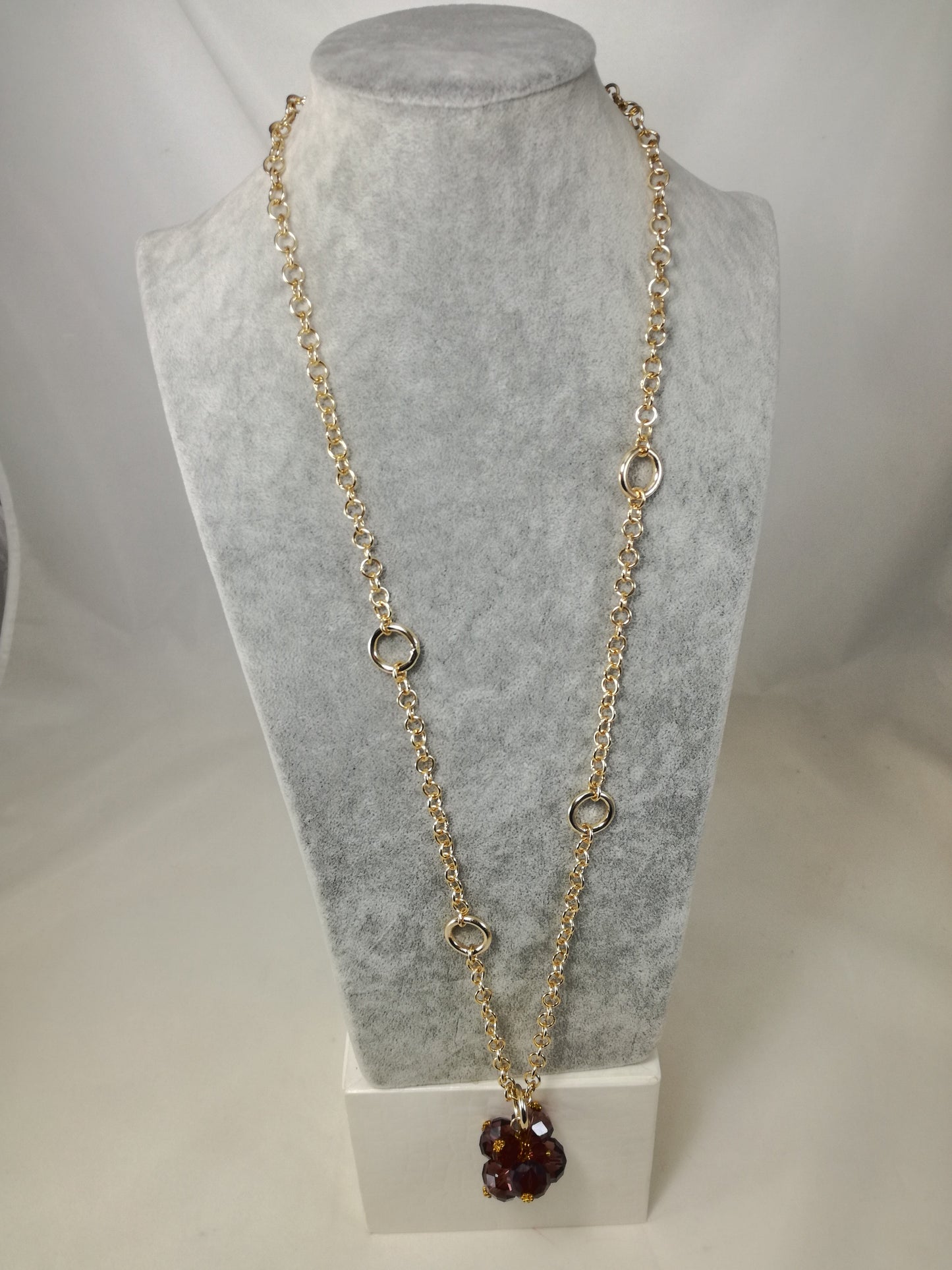 Collana I CRISTALLI .022 una lunga catena dorata con ciondolo in cristallo color cipolla.