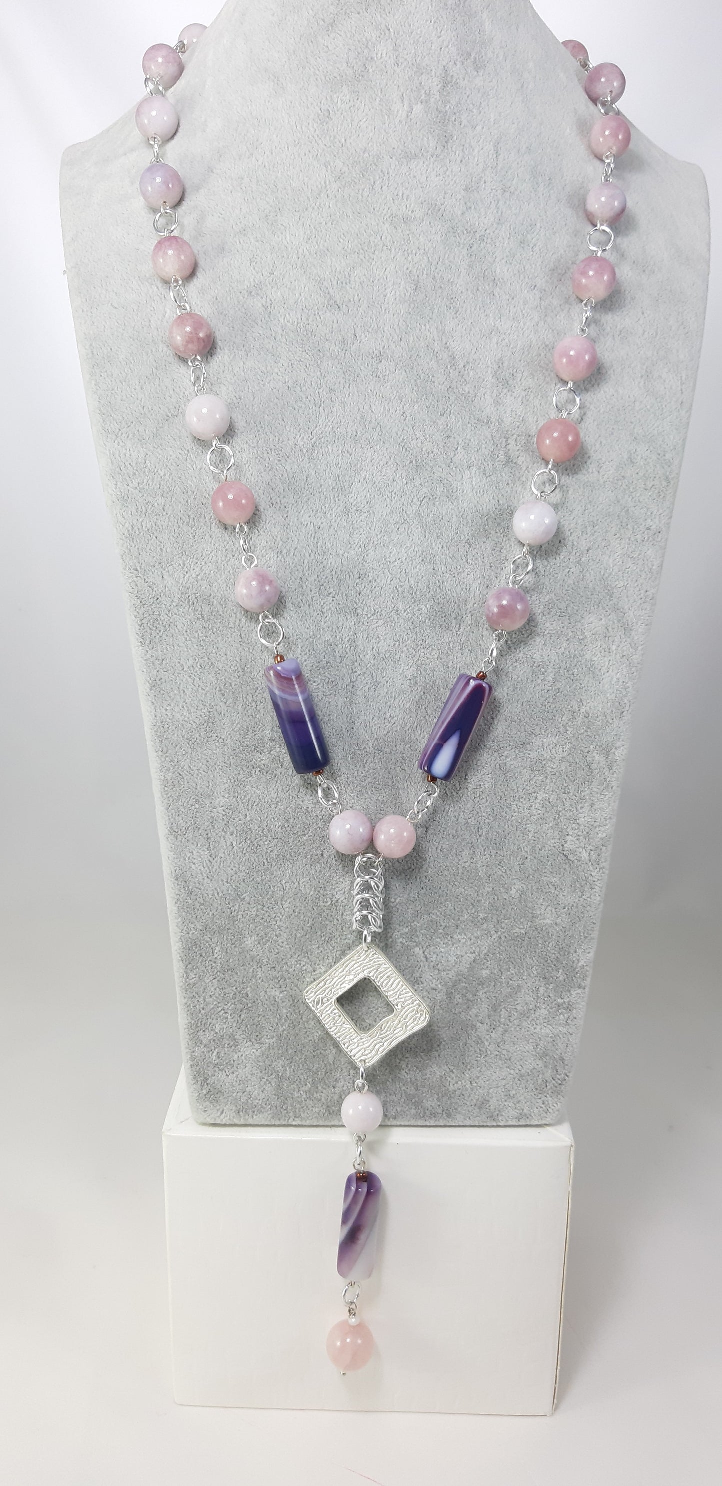 Collana LE PIETRE .068 perle e bauletti di calcedonio e metallo, ciondolo rombo metallo, bauletto e perle.