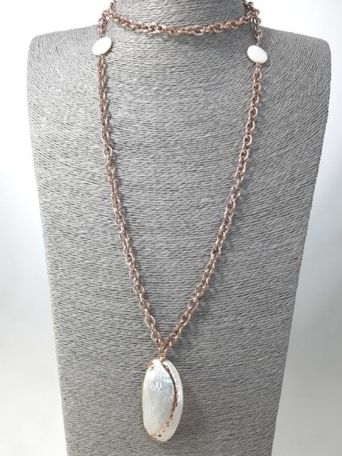 Collana ZELDA .077 catenelle dorate con una grande conchiglia centrale.