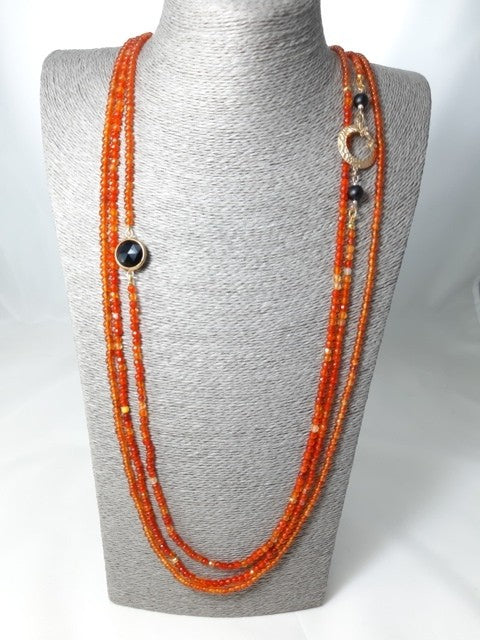 Collana LE PIETRE .073 lunga agata corniola, cristallo, perle, metallo dorato.