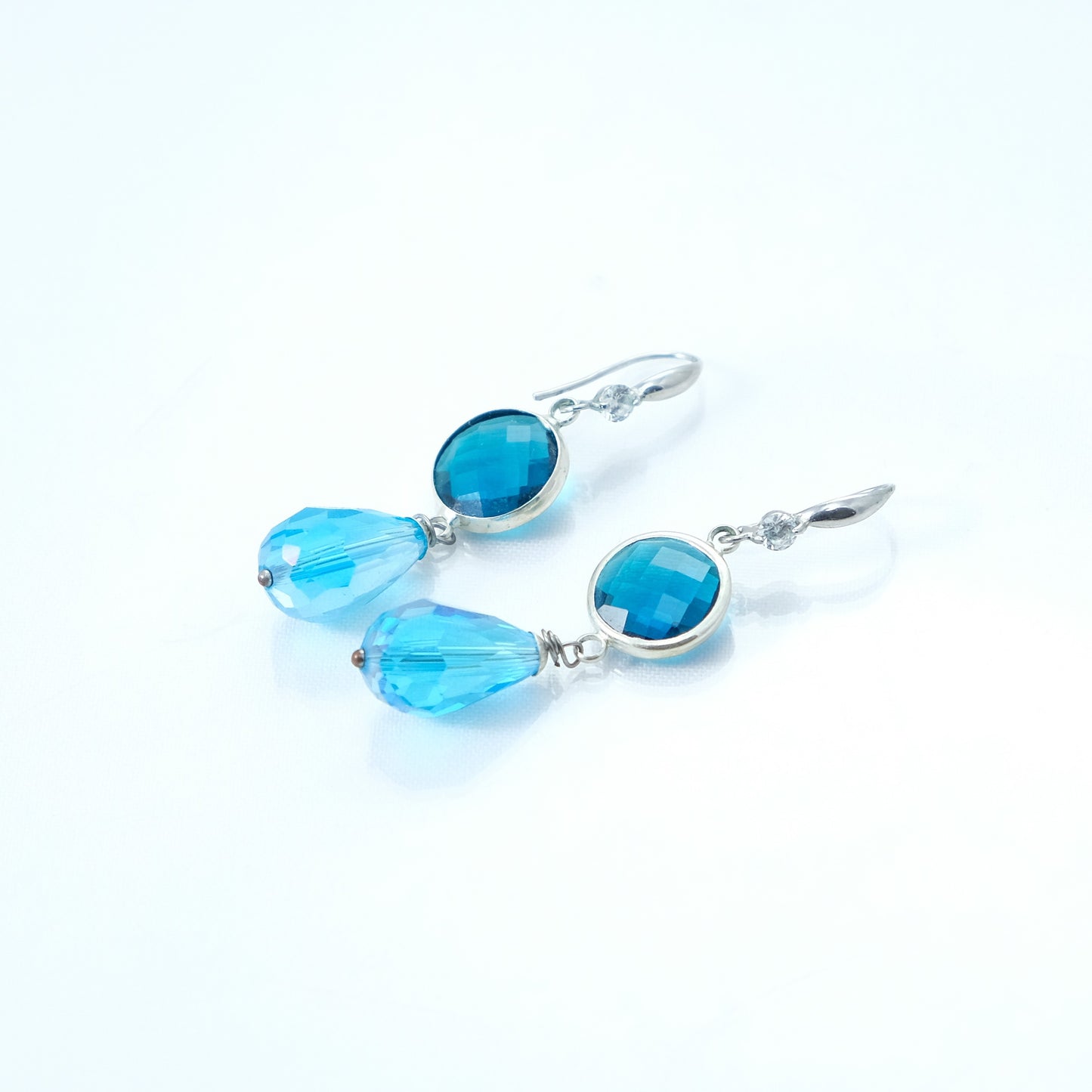 Orecchini I CRISTALLI .031 cristalli azzurri incastonati con pendente a goccia.