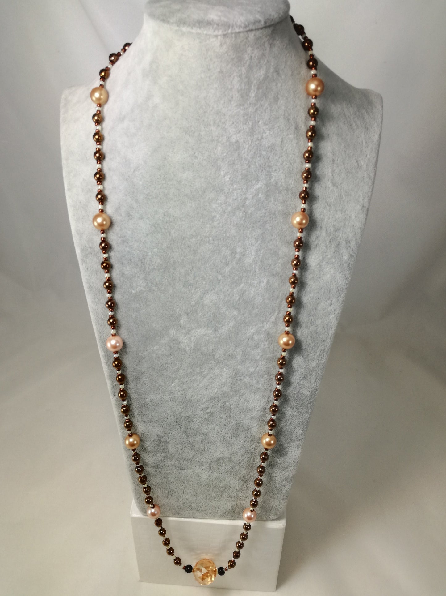 Collana ZELDA .083 lunga, ematite bronzo, perle e grande cristallo sfaccettato.