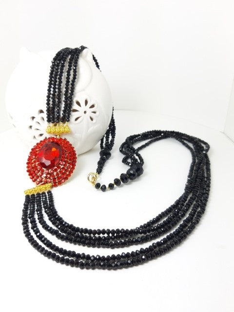 Collana I CRISTALLI .078 cinque fili piccoli cristalli neri spilla laterale cristalli rossi.