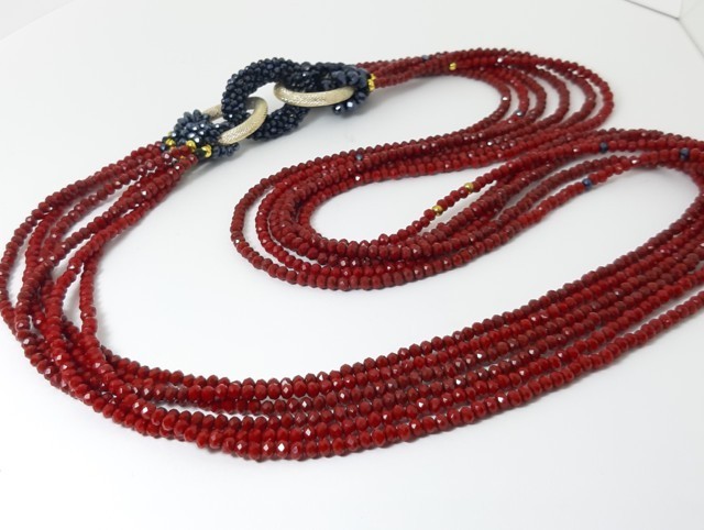 Collana I ROSSI .032 sei fili piccoli cristalli bordò e laterale maglie metallo dorato e cristalli blu.