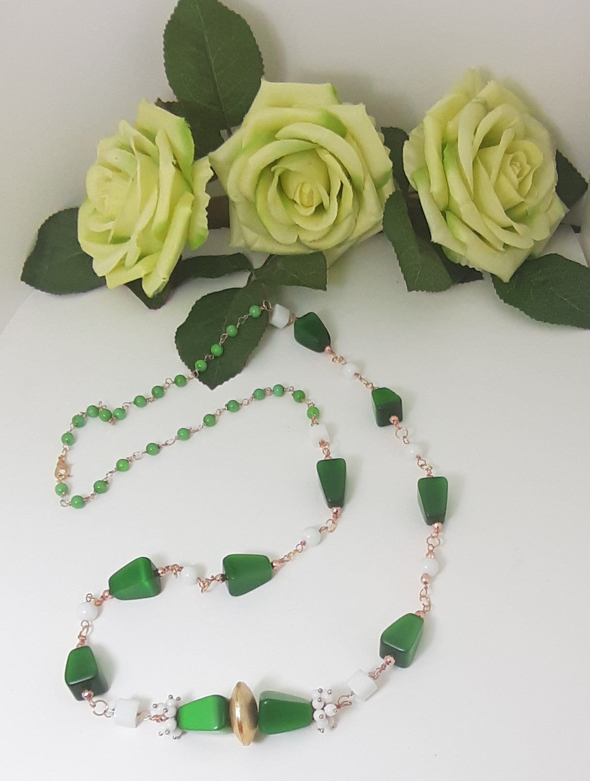 Collana LE PIETRE .074 pezzi agata verde e perle agata bianca combinati.