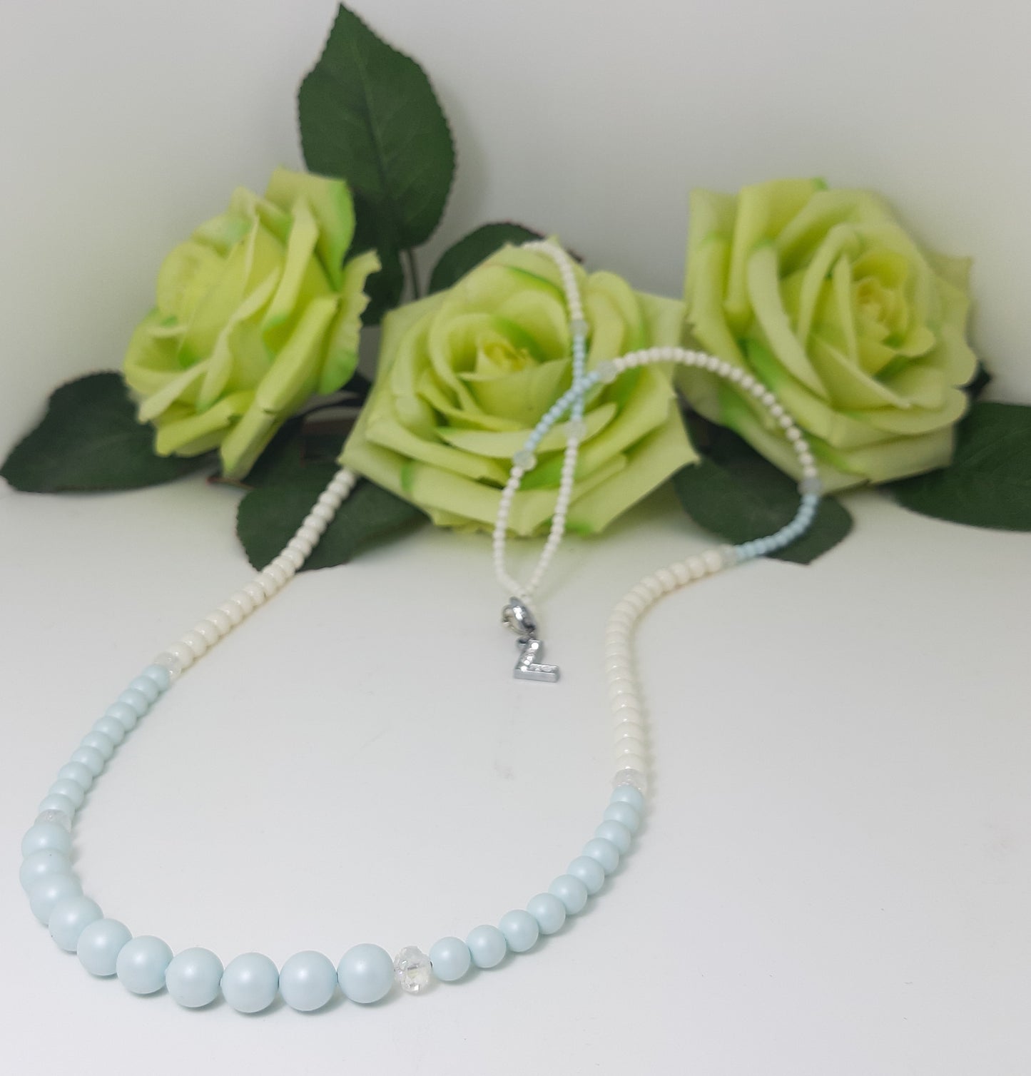 Collana LE PERLE .037 filo lungo perle swarovski bianche e azzurre a scalare.
