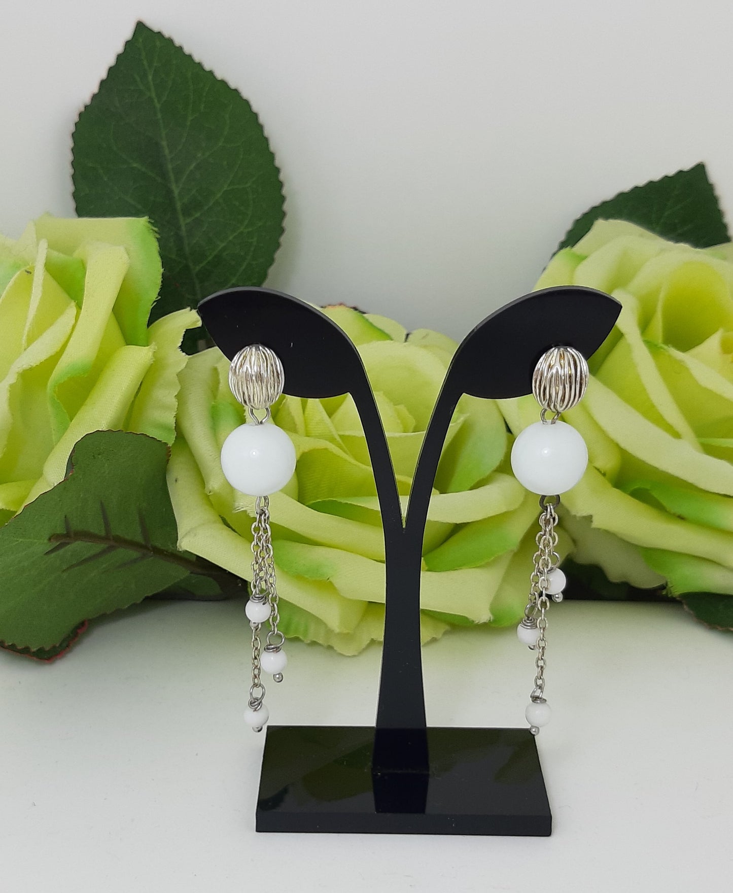 Orecchini LE PIETRE .031 perla agata con tre ciondolini a catenella e perlina finale agata.