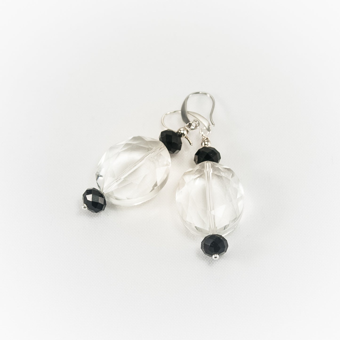 Orecchini I CRISTALLI .003 grande cristallo trasparente e due piccoli cristalli neri monachella acciaio.