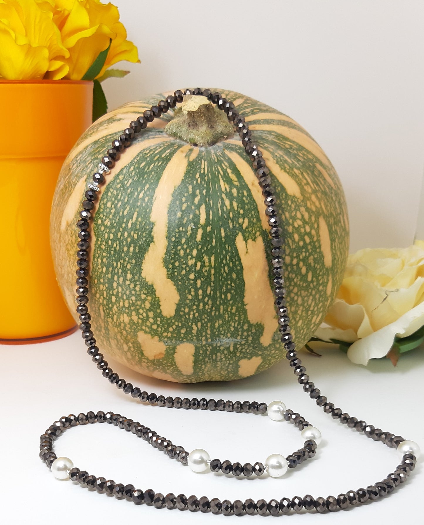 Collana I CRISTALLI .063 filo di piccoli cristalli bronzo scuro con una manciata di perle.