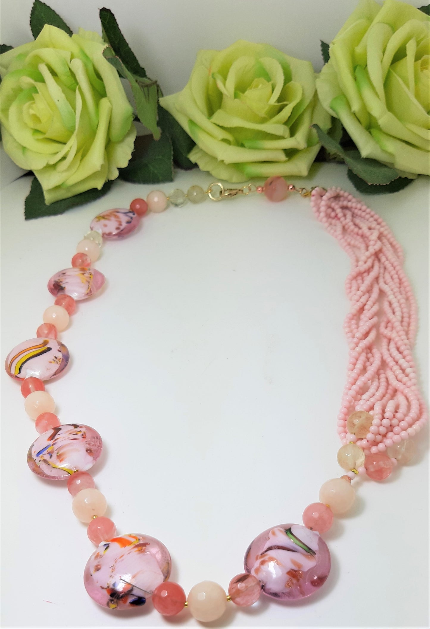 Collana SOPHIA i colori .025 perle, quarzo rosa e murrine colorate terminali laterali fascia 12 fili perline rosa.