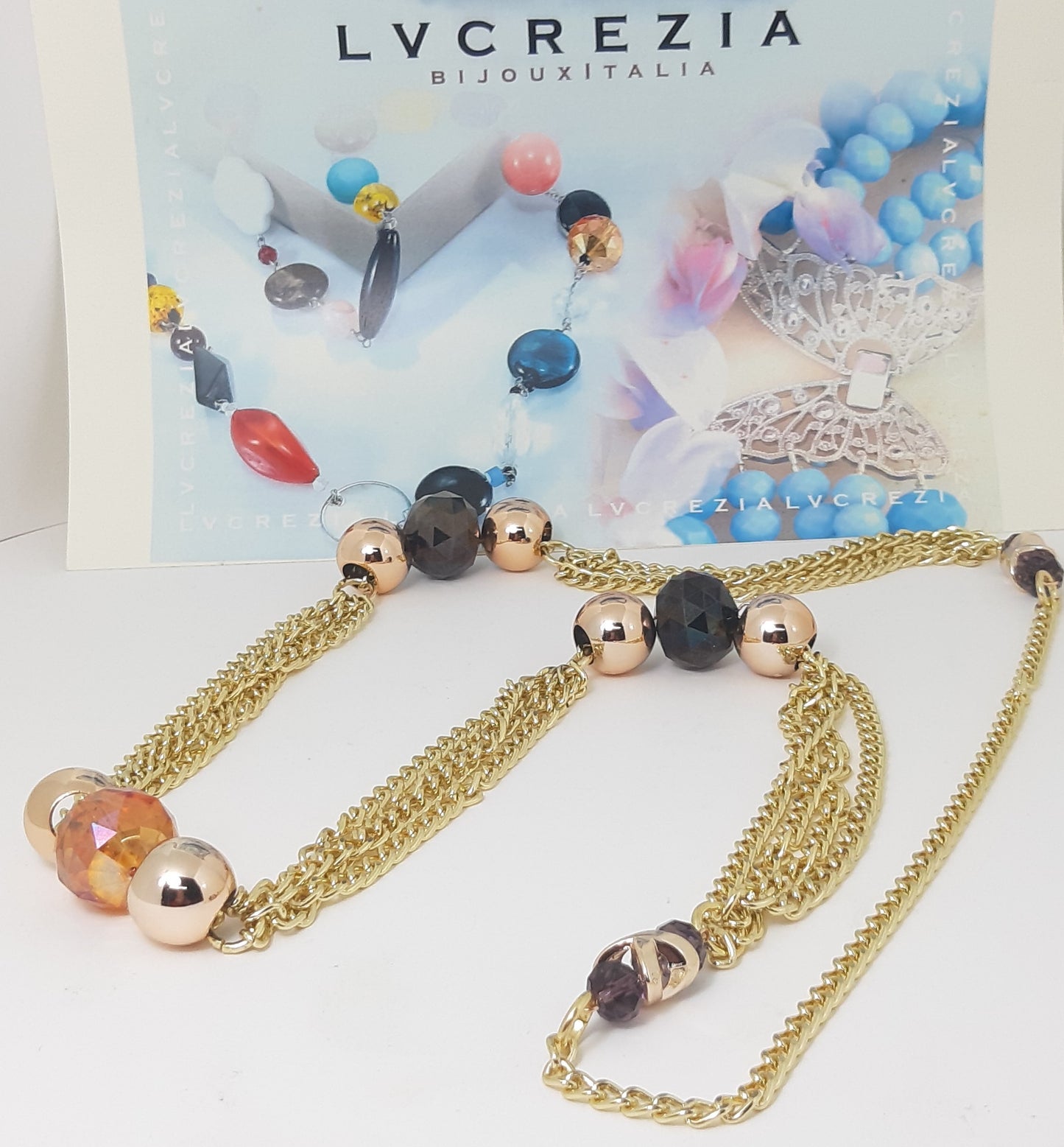 Collana ZELDA .057 quattro inserti di catena dorata legano grandi cristalli sfaccettati e perle resina dorata.
