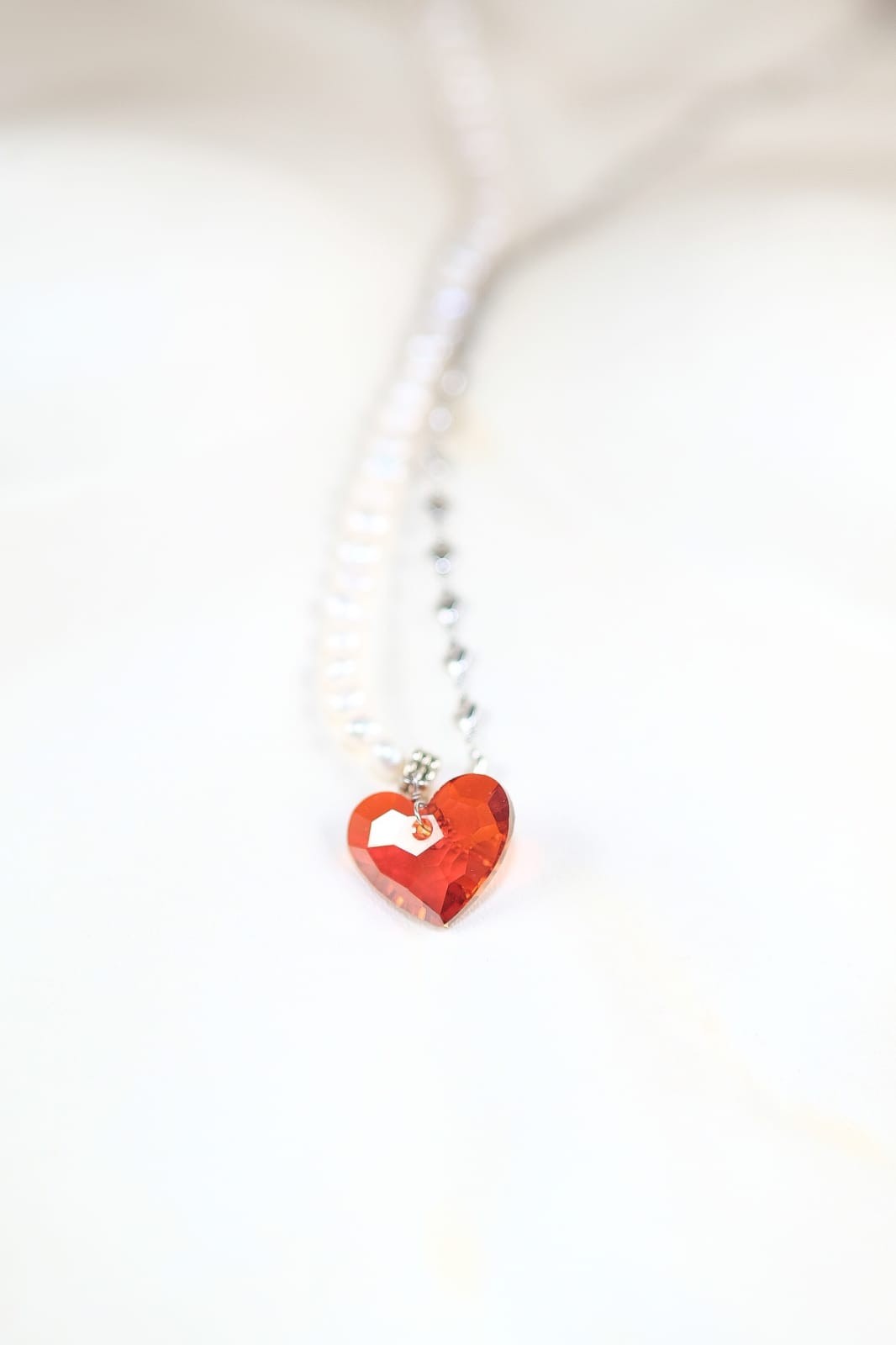 Collana AMORE .066 filo perle e acciaio, cuore rosso sw