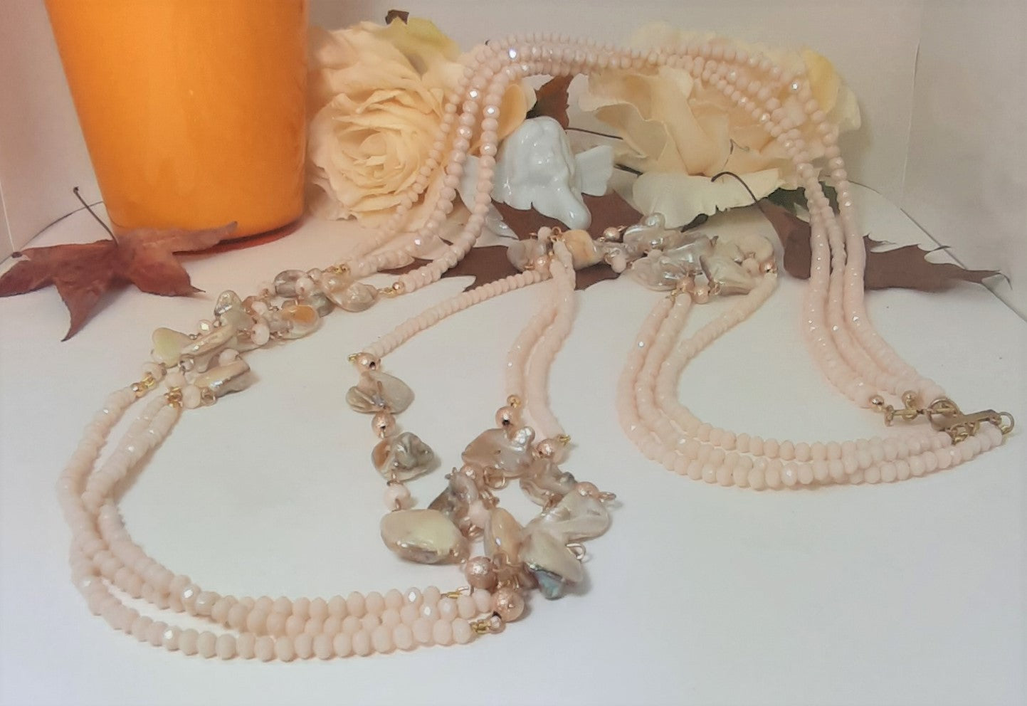 Collana I CRISTALLI .025 lunga 3 fili cristalli avorio e madreperle irregolari.