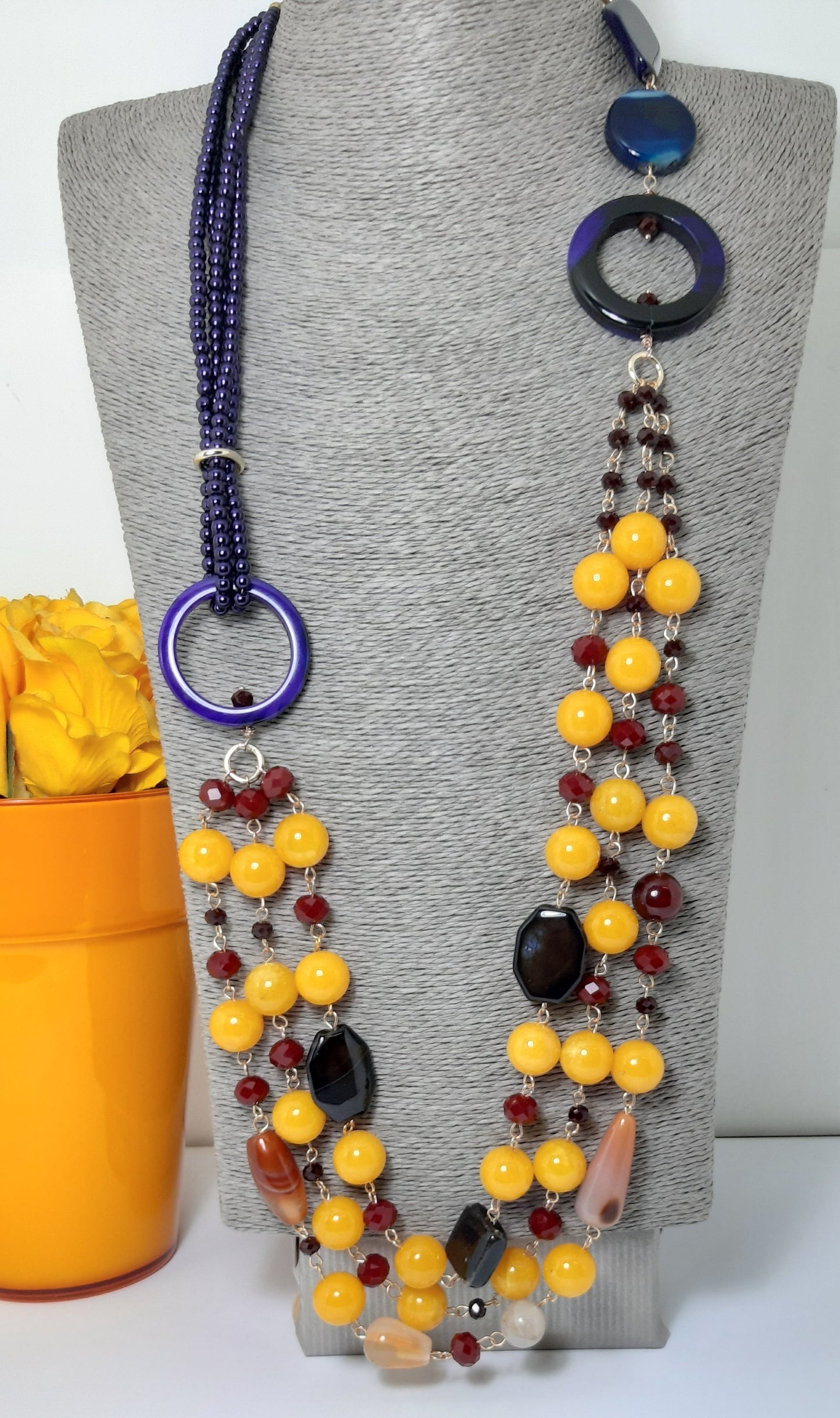 Collana LE PIETRE .050 tre fili di pietre calcite gialla e agata blu cristalli con perline laterali blu