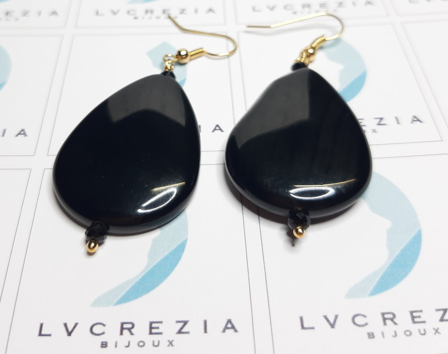 Orecchini I NERI .007 grande perla onice nero a goccia monachella dorata.