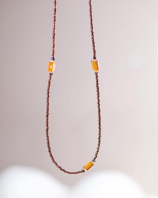 Collana ZELDA .067 lunga, perline bronzo e cristalli quadrati giallo ocra.
