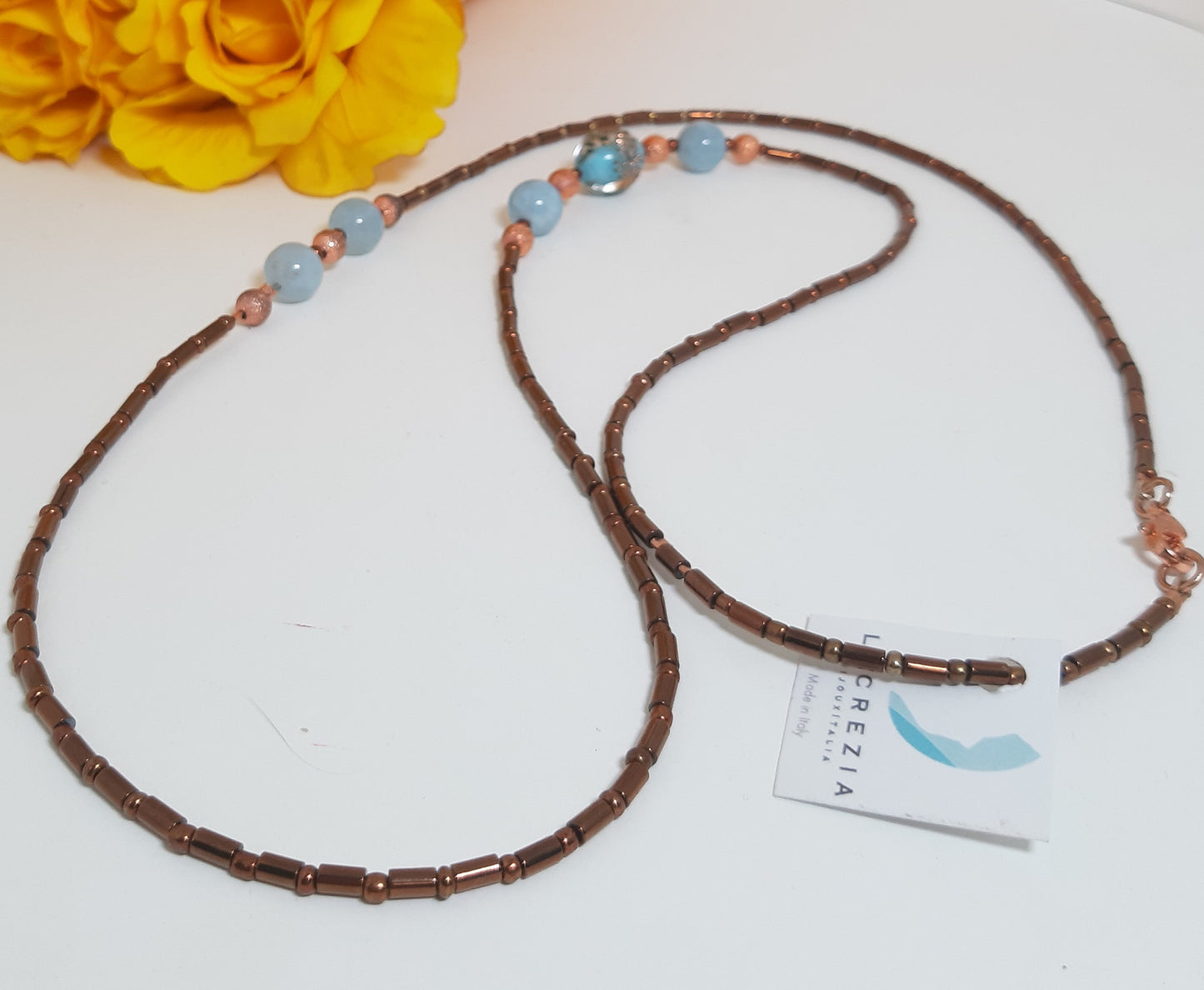 Collana LE PIETRE .056 lunga con tubetti e perline di ematite brown, murrina laterale e perle di celestina.