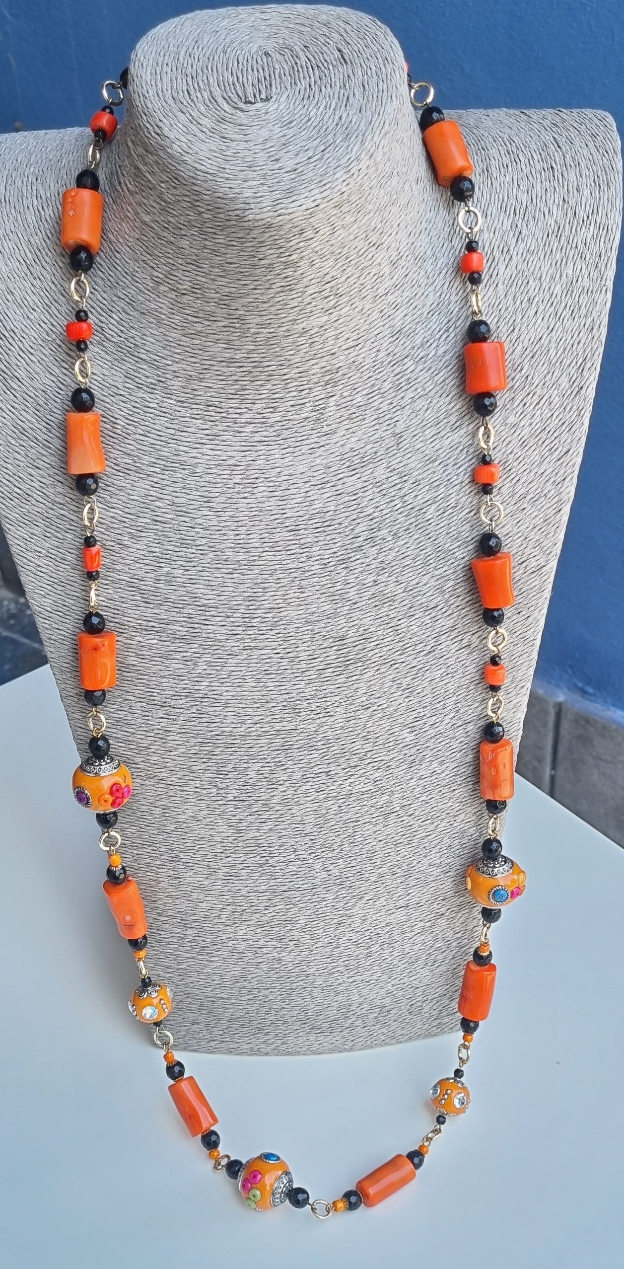 Collana I ROSSI .028 lunga bauletti in corallo e boules artistiche e perle onice sfaccettate.