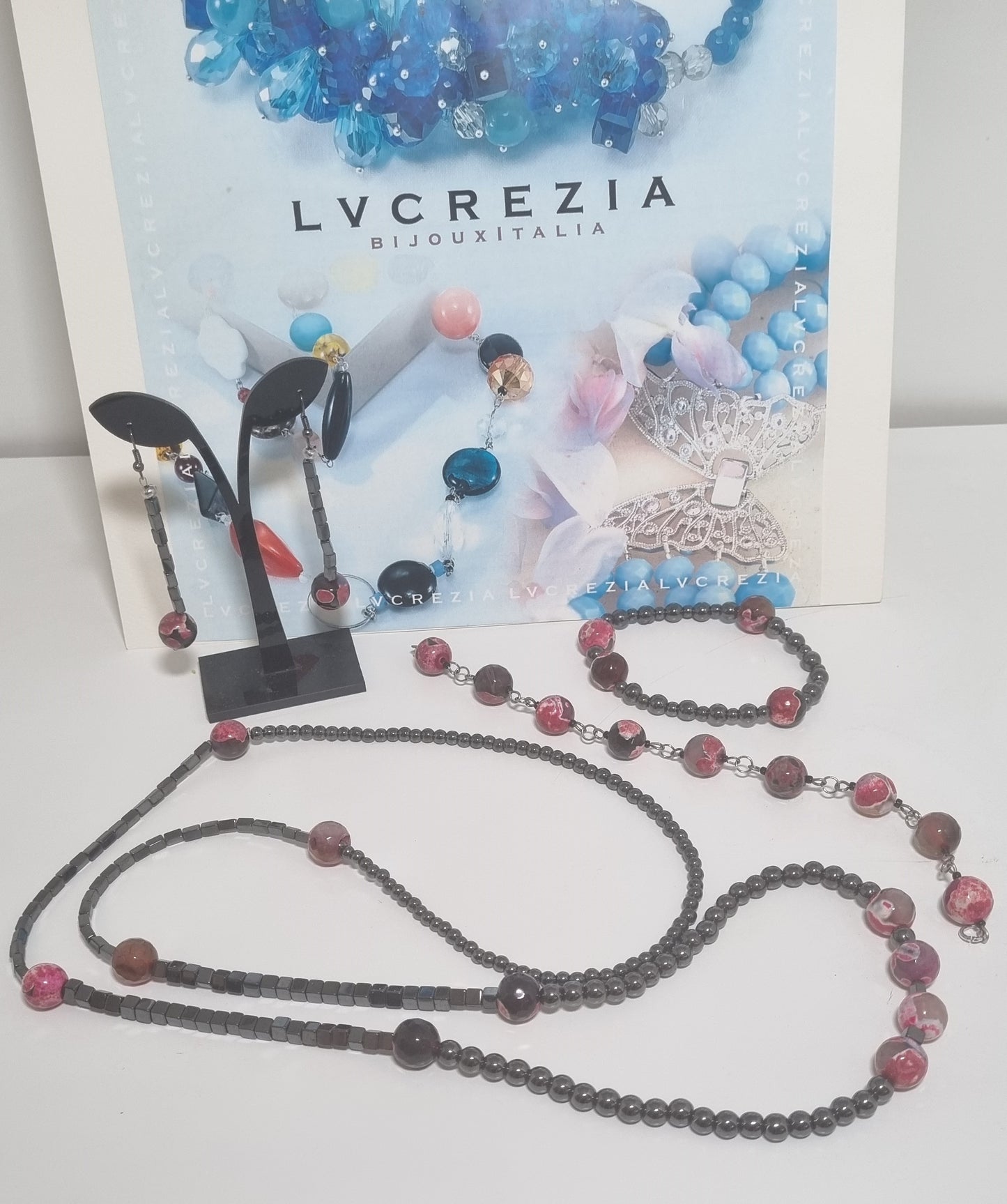 Collana I NERI .005 lunga di perle e quadrotti ematite con perle quarzo variegate nero fucsia.