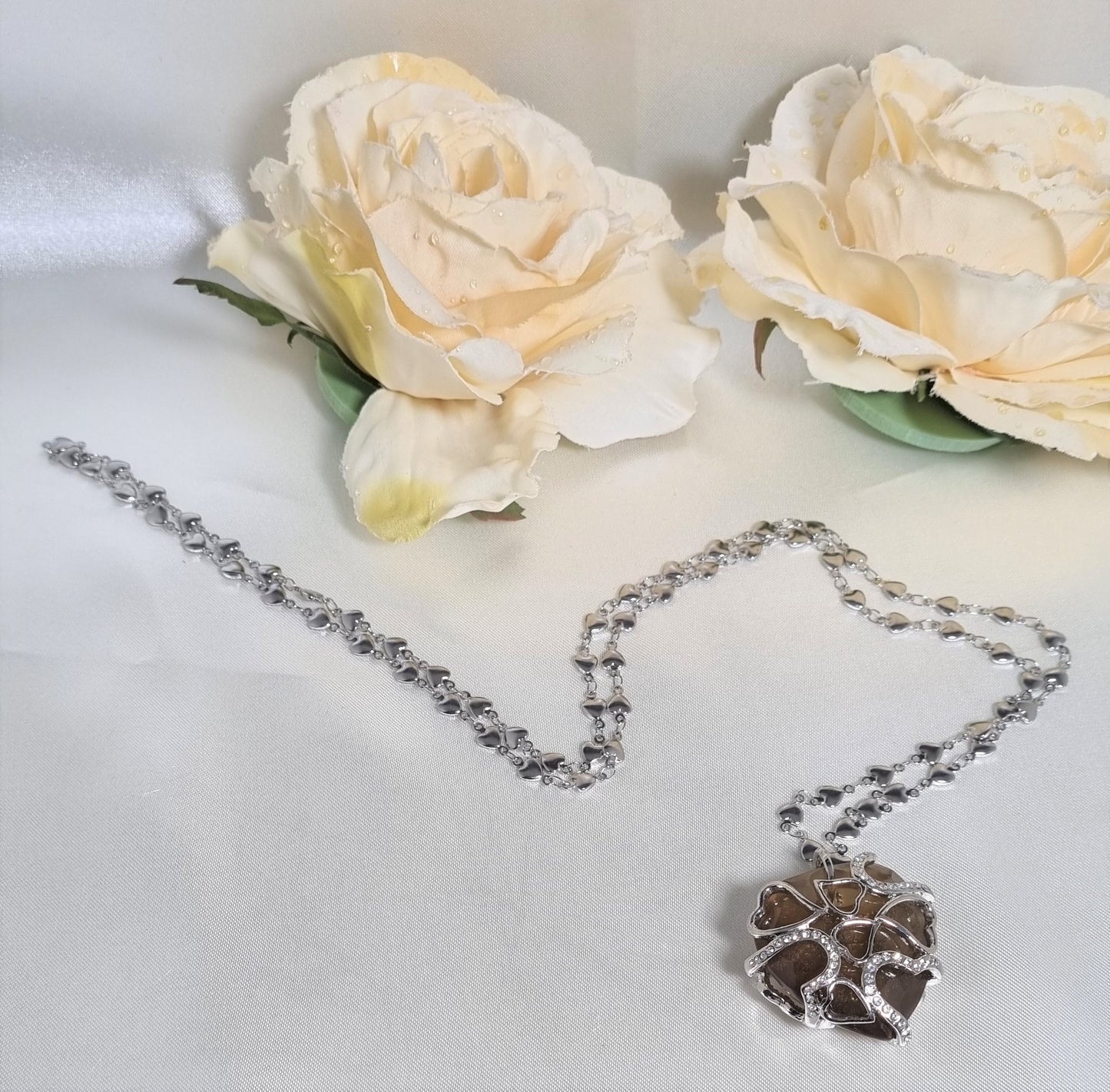 Collana AMORE .017 cristallo fumè cuori, strass e cuoricini acciaio.