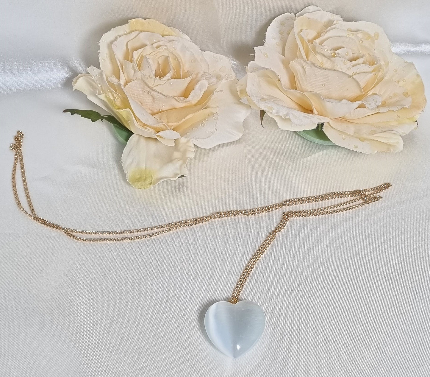 Collana AMORE .016 filo sottile metallo dorato cuore opalescente bianco.