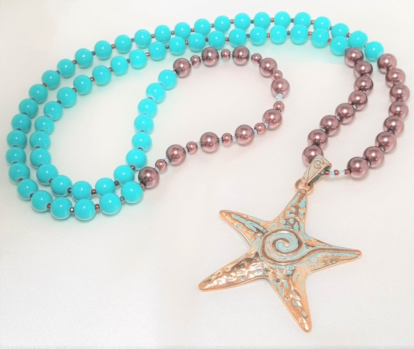 Collana LE PERLE .079 lunga perle turchese e bronzo con ciondolo metallo .