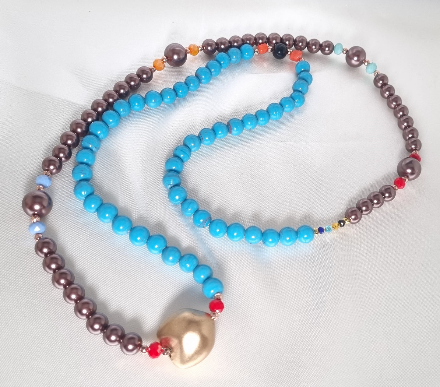 Collana LE PIETRE .078 lunga, mezzo filo perle bronzo, mezzo filo perle turchese, cristalli colorati.