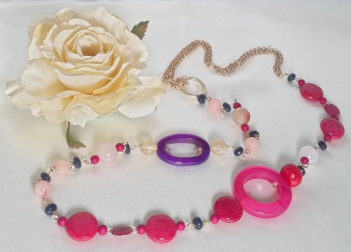 Collana LE PIETRE .080 lunga, agata rosa, fucsia, blu legate nodi metallo dorato