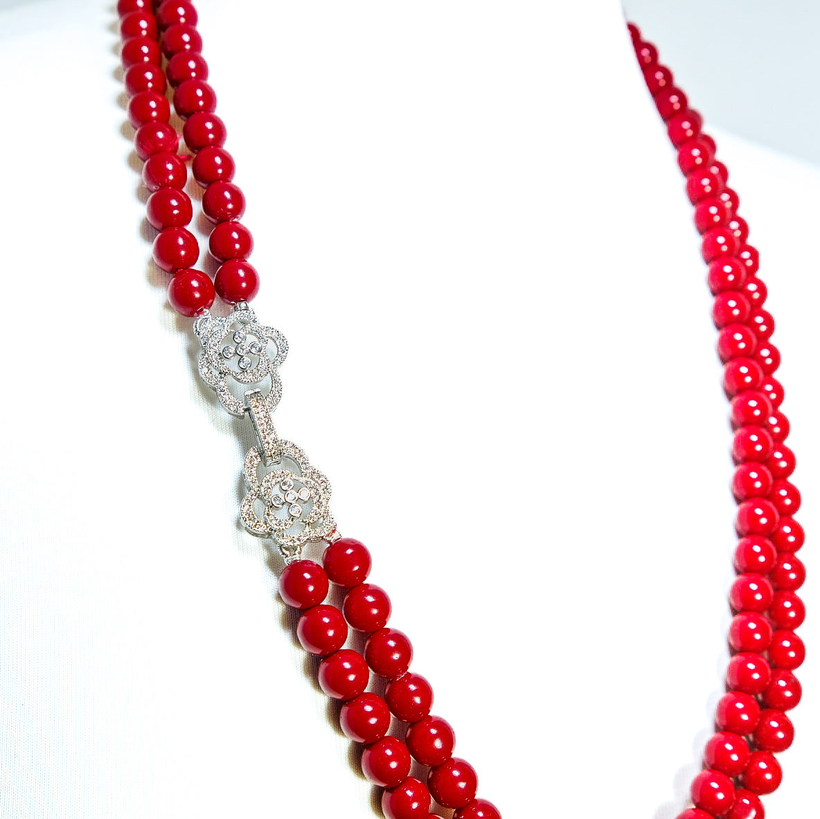 Collana I ROSSI .039, due fili perle rosse, chiusura preziosa acciaio e strass.