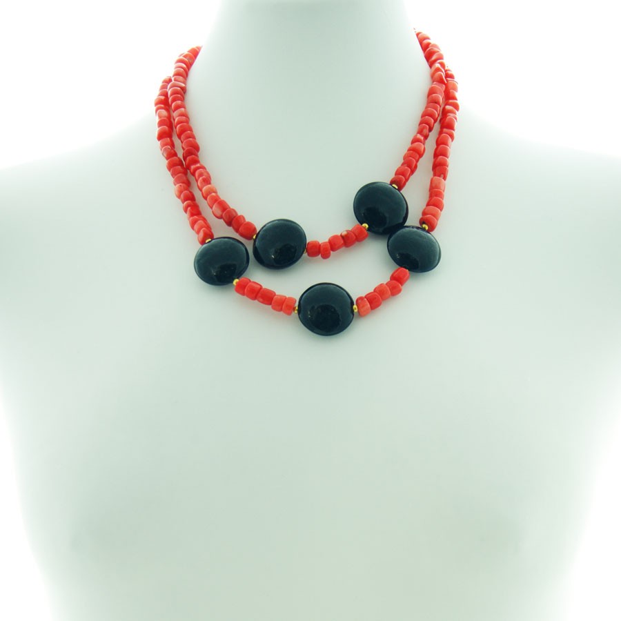 Collana LE PIETRE .031, perle irregolari , in pasta di corallo rosa elementi in pietra nera.