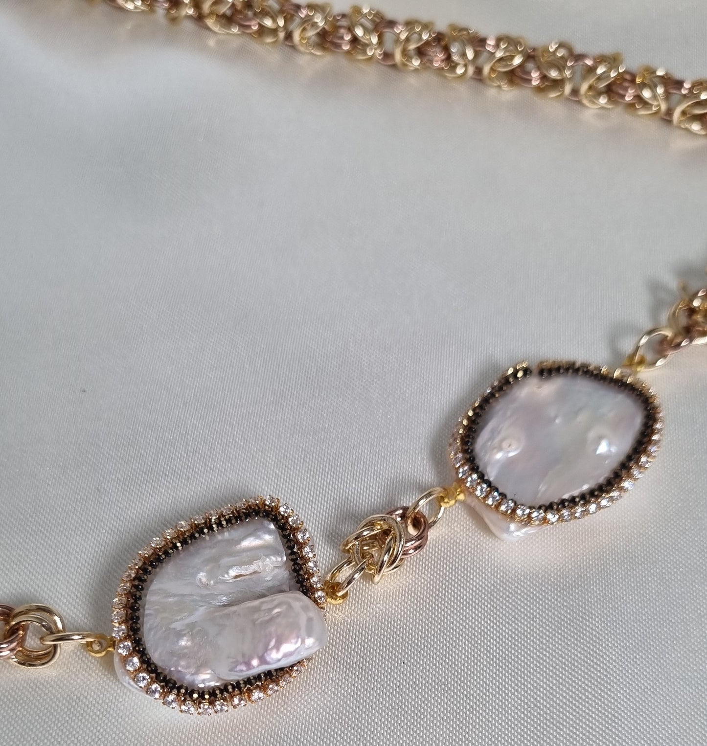 LUXURY collana .003 intreccio maglia bizantina, madreperla e strass.