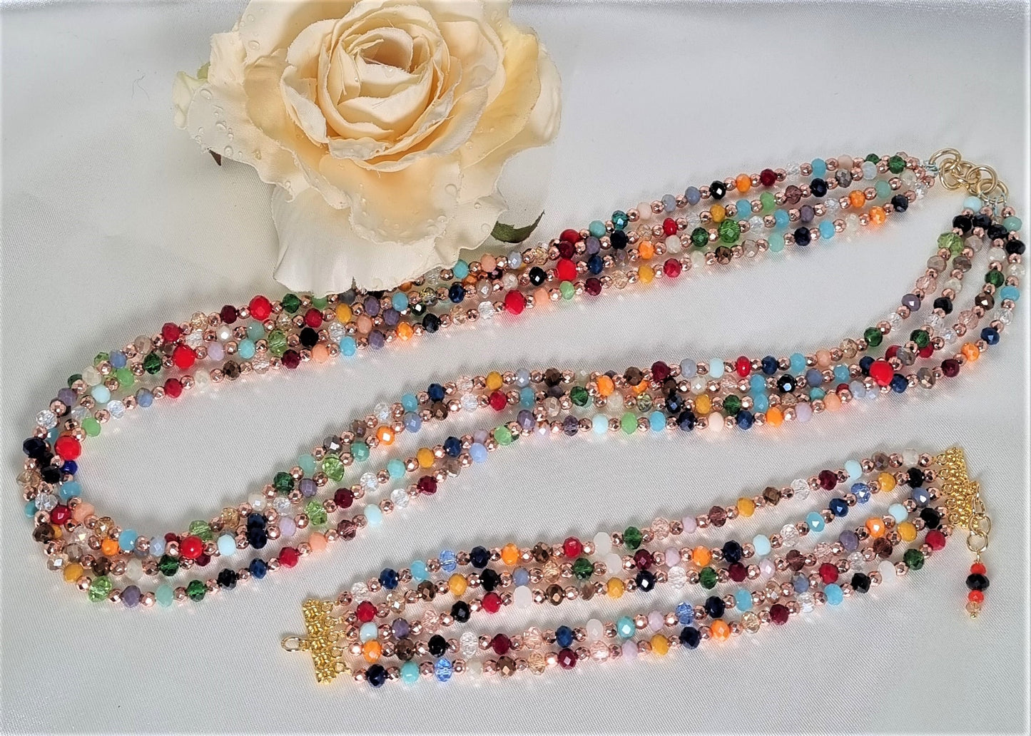 Collana I CRISTALLI .044 quattro fili di piccoli cristalli colorati e perline oro.