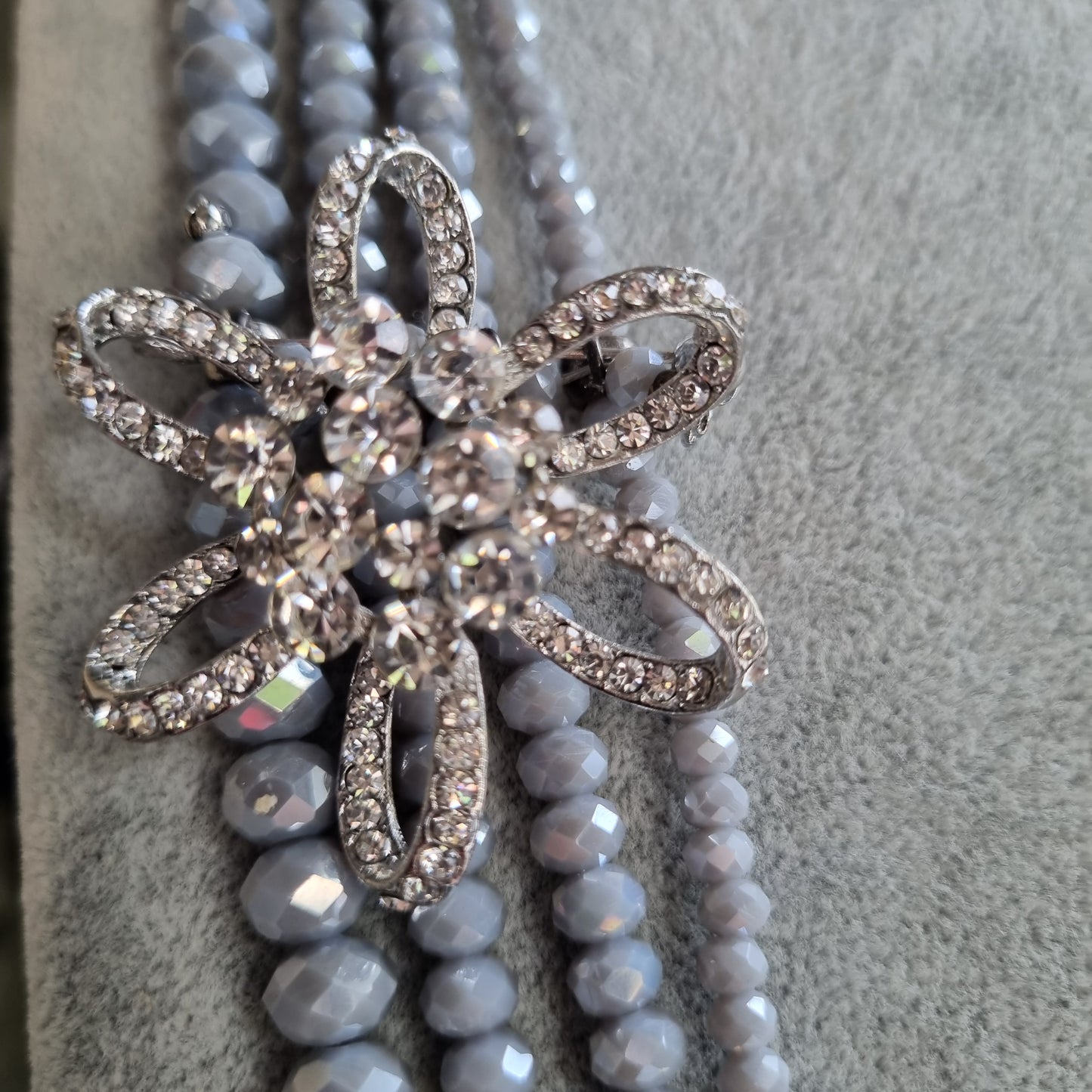 LUXURY collana .021 quattro fili cristalli grigi lucidi con spilla e chiusura satinata.